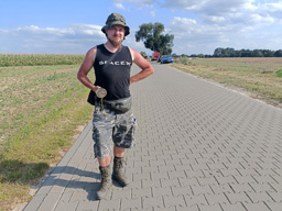 Anna i Pawe� Walczak znalazcy meteorytu z obserwowanego bolidu SN20260417 (operatorzy stacji SN12)